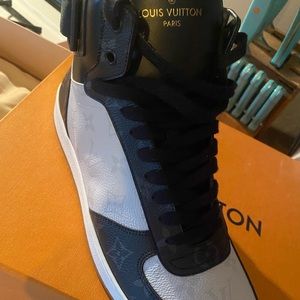 Louis Vuitton; Men’s size 9